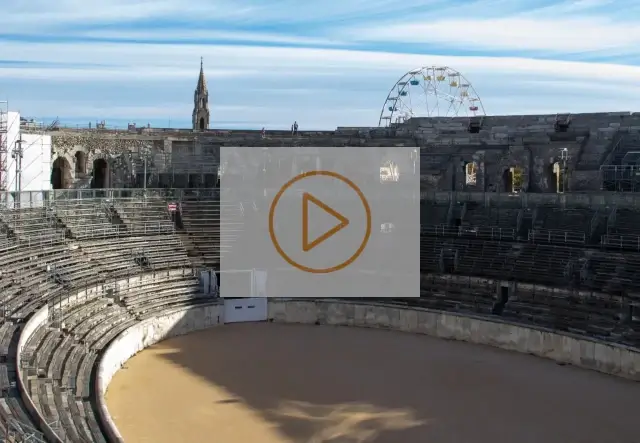 Façade du centre de Nîmes